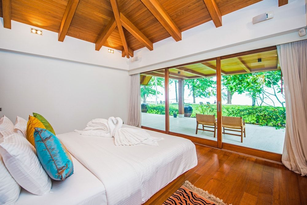 undefined Charming Beachfront Villa on Bangtao 10