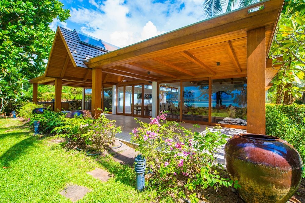 undefined Charming Beachfront Villa on Bangtao 2