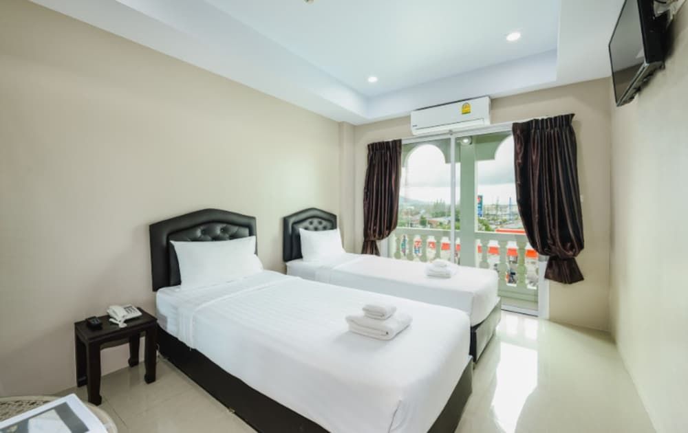 undefined Tyler Cherngtalay 7