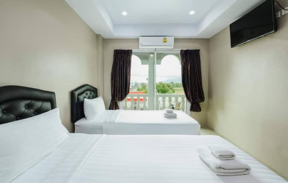 undefined Tyler Cherngtalay 8