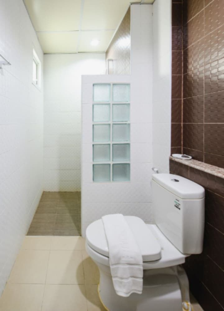 undefined Tyler Cherngtalay 10