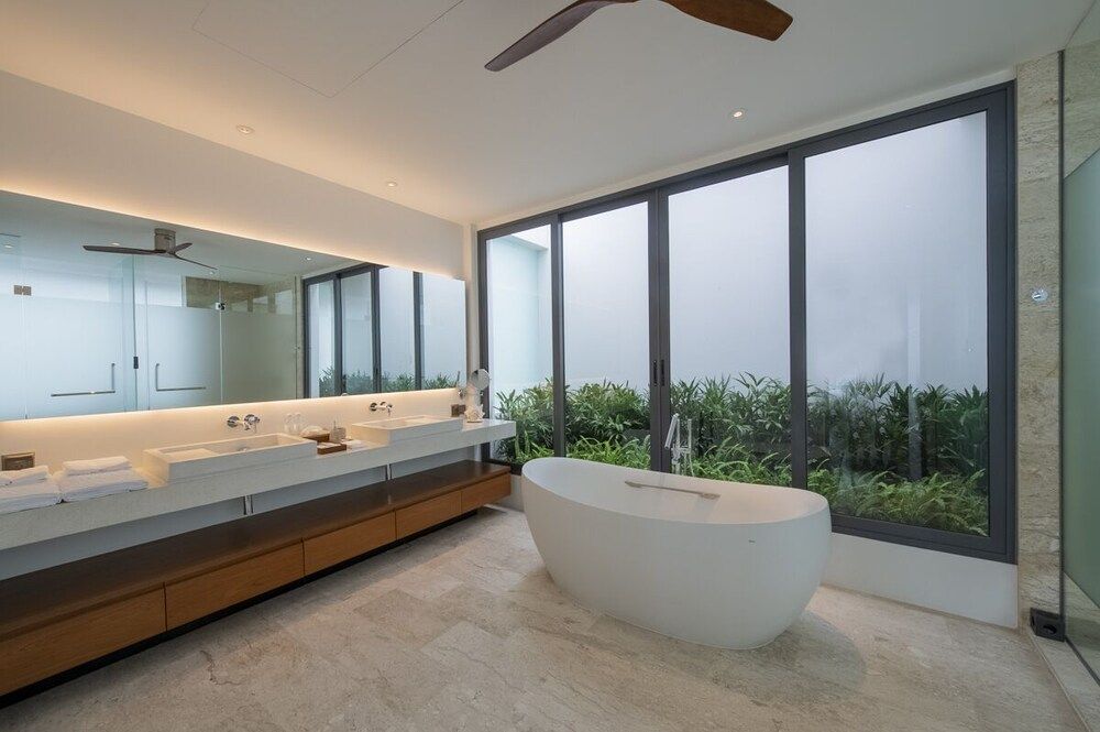 Deep Soaking Bathtub