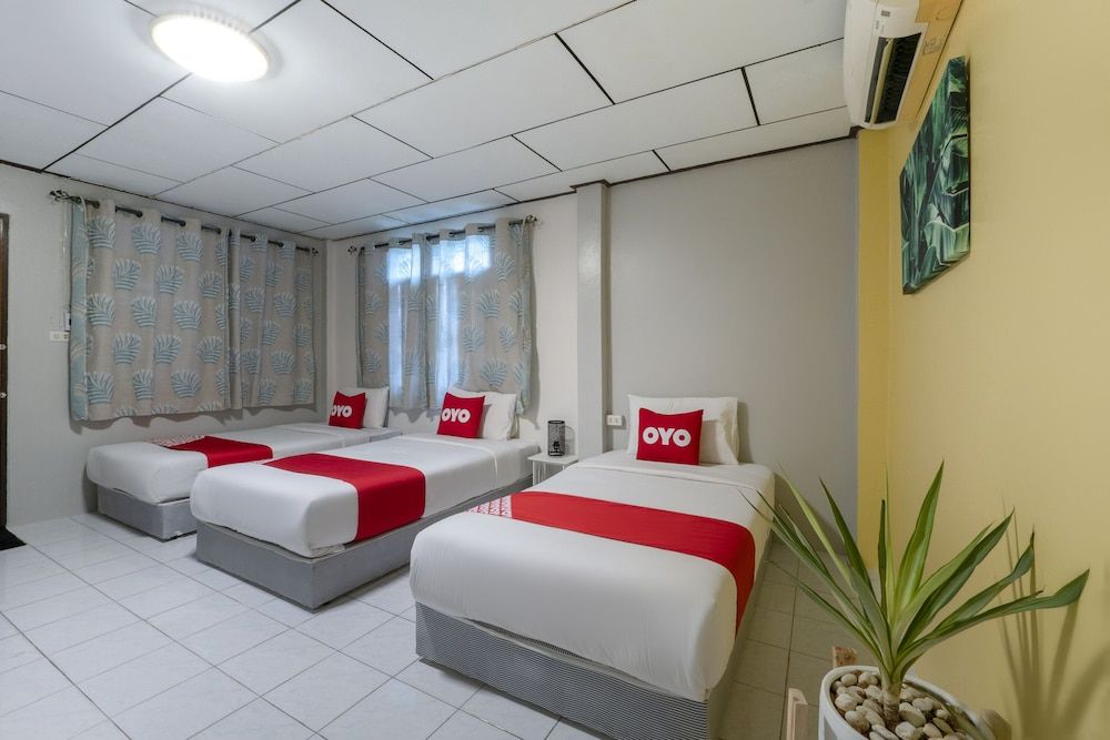 OYO 75322 Tha Burapa Resort Bangsaen Deluxe Triple Room 3