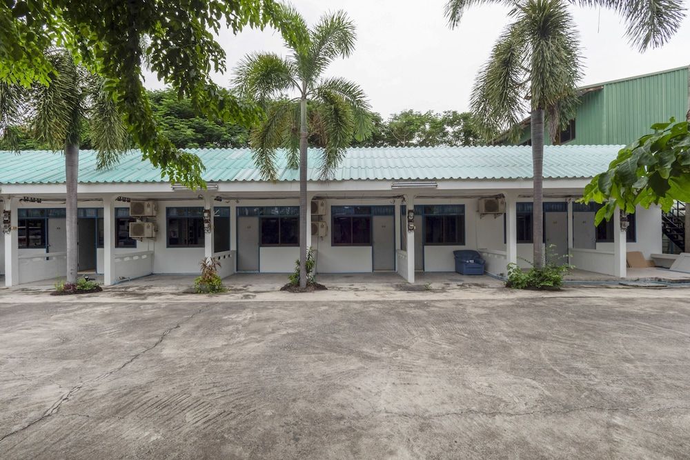 undefined OYO 75322 Tha Burapa Resort Bangsaen 4