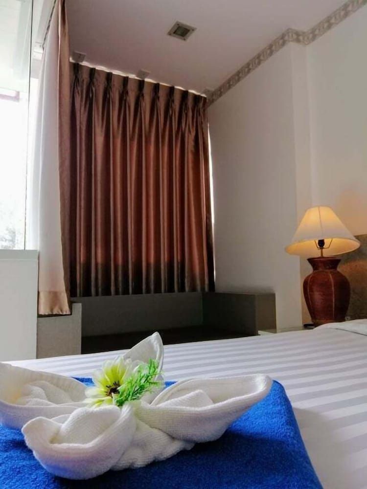 undefined Kamala 555 4