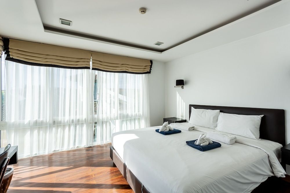 undefined The Palms Kamala by Lofty 8