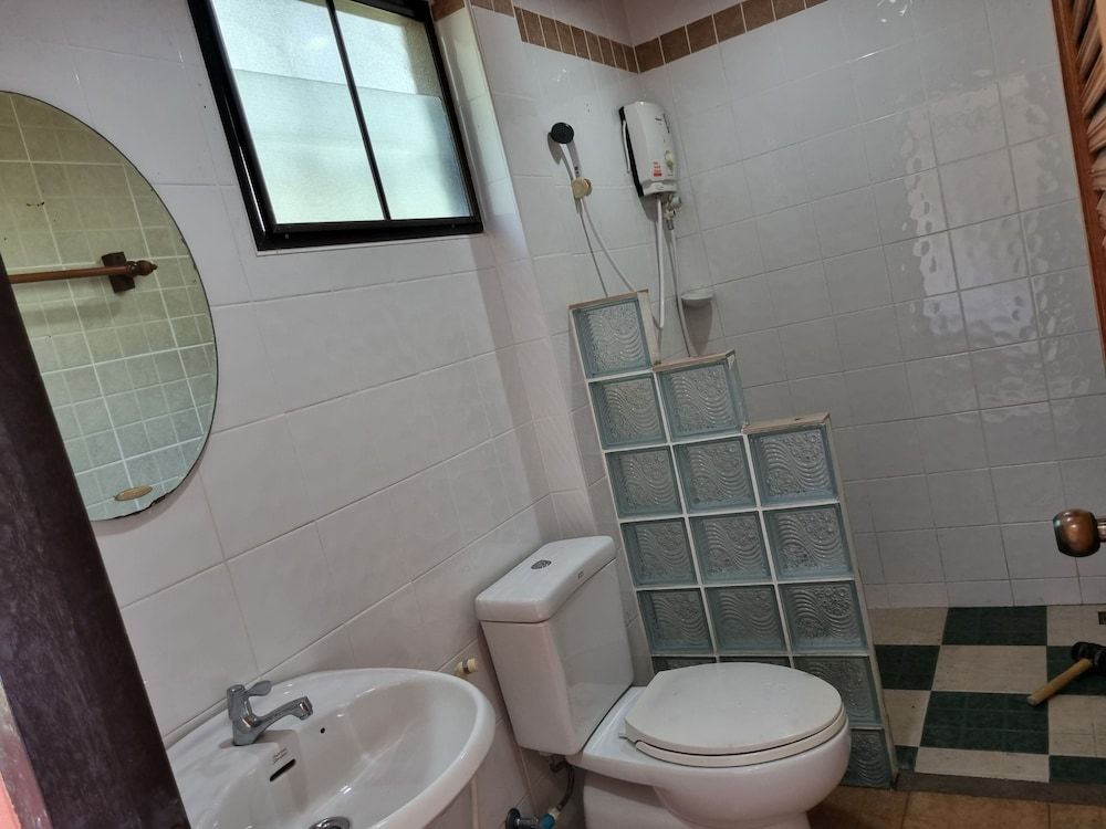 Sawasdee Sichang Resort Family Quadruple Room 6