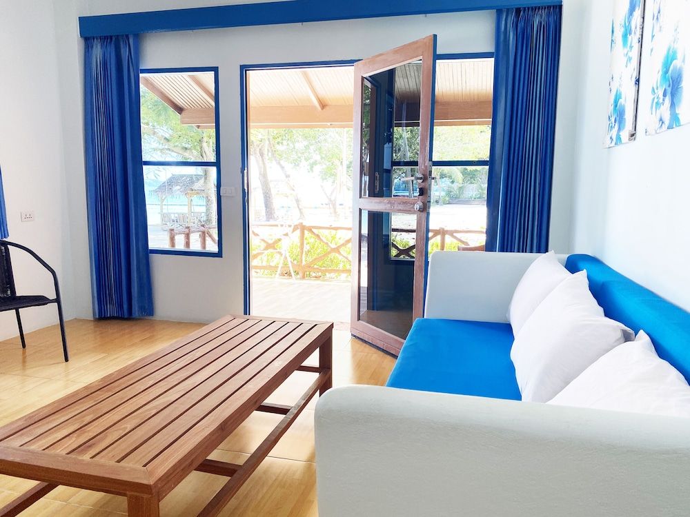 Cruiser Island Resort by Swiss-Belhotel Deluxe Beachfront Suite 9