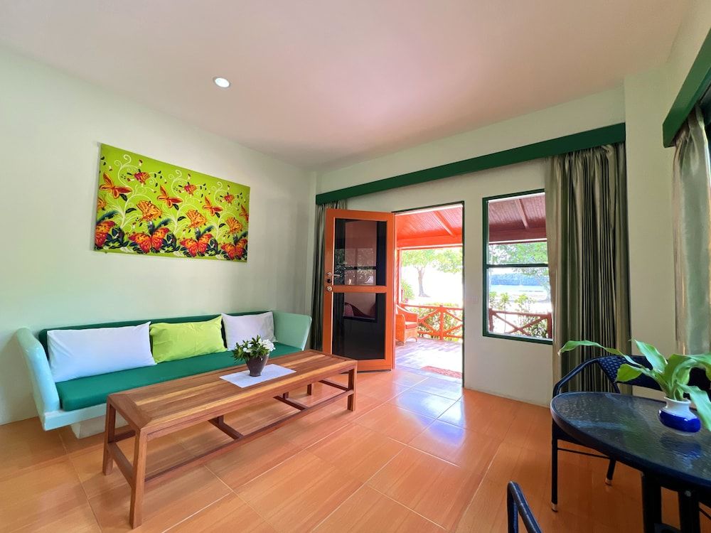 Cruiser Island Resort by Swiss-Belhotel Deluxe Beachfront Suite 8