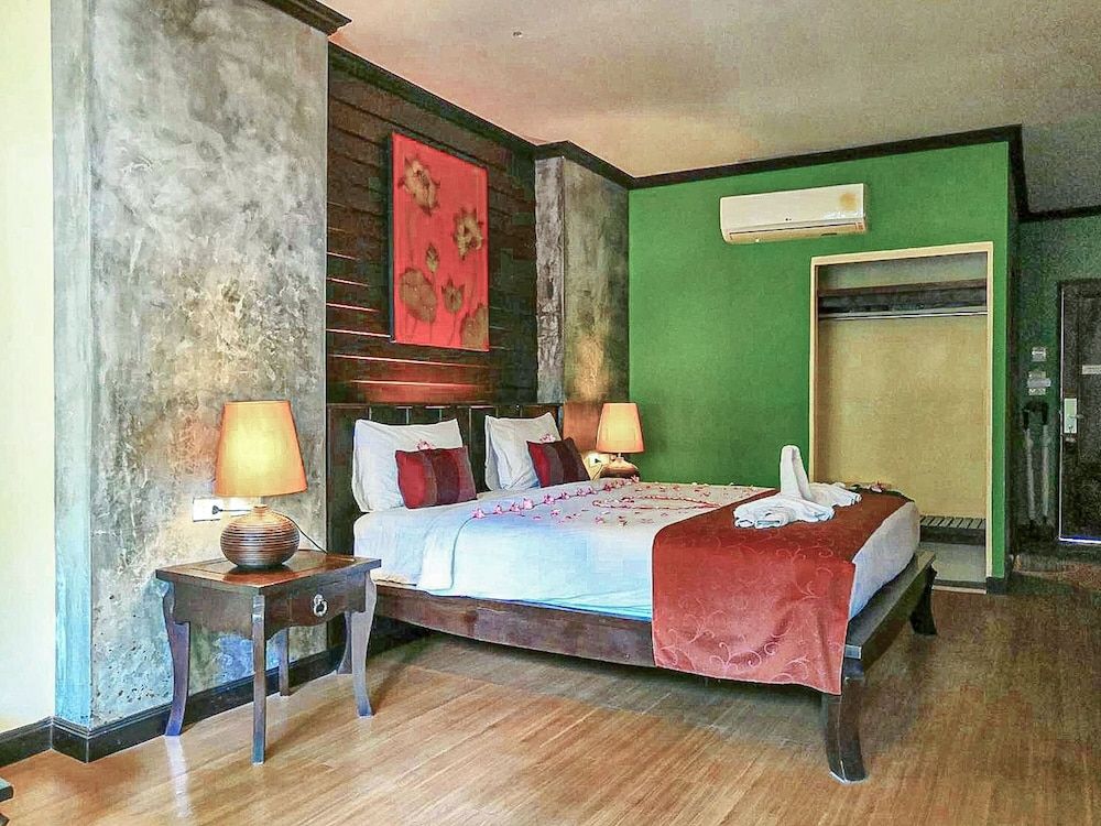 Seashell Resort Koh Tao Deluxe Room with Garden View 2