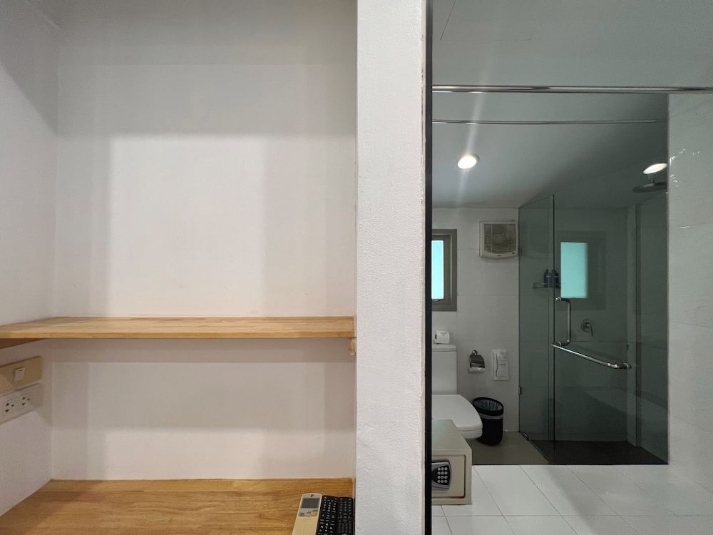 The Snug Airportel Deluxe Room, 1 King Bed, No Windows 8