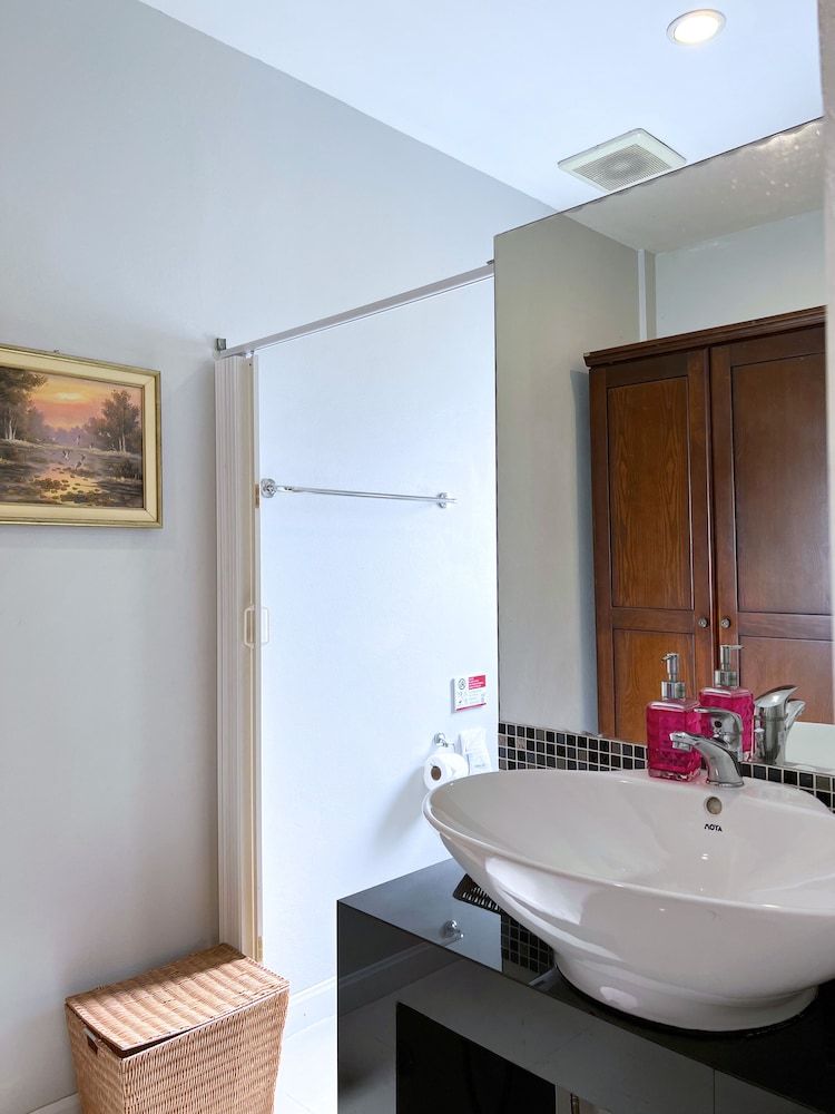 The Snug Airportel Deluxe Twin Room 13