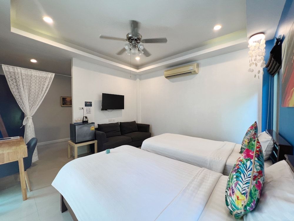 The Snug Airportel Deluxe Twin Room 5