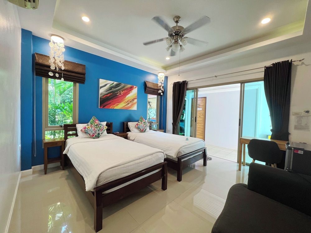 The Snug Airportel Deluxe Twin Room 6