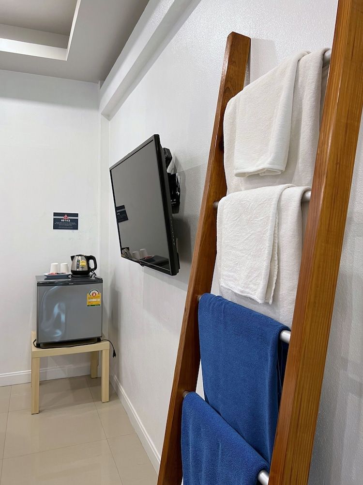 The Snug Airportel Deluxe Room, 1 King Bed, No Windows 17