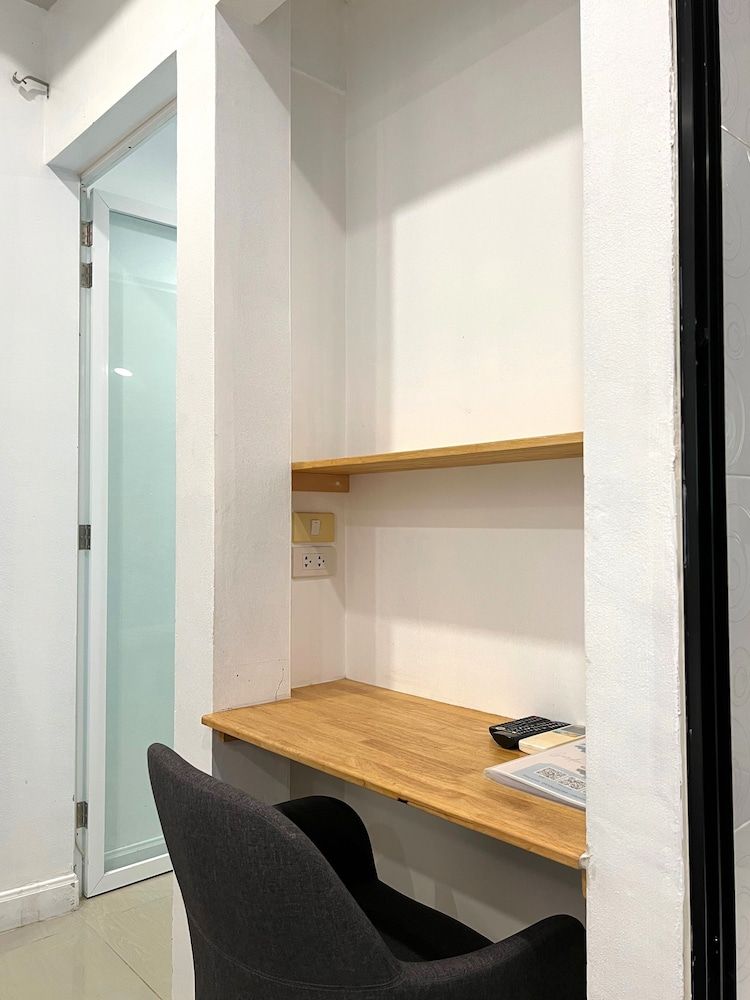 The Snug Airportel Deluxe Room, 1 King Bed, No Windows 6