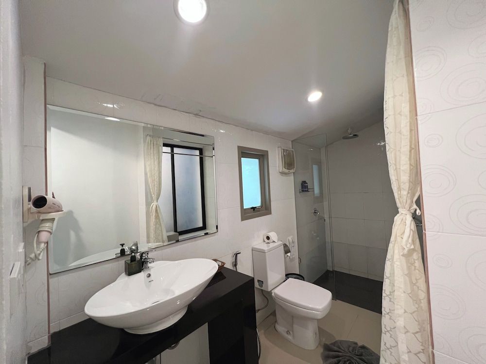 The Snug Airportel Deluxe Room, 1 King Bed, No Windows 7