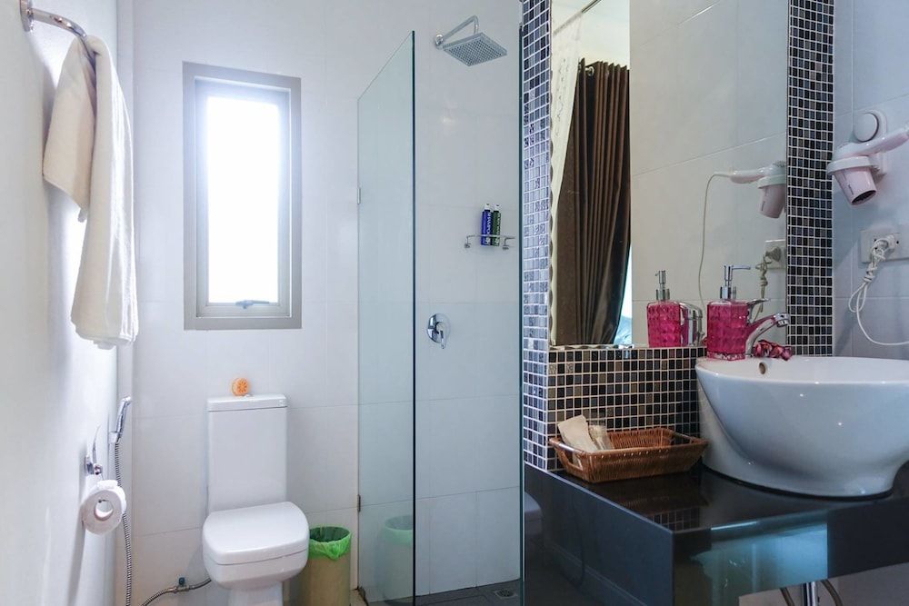 The Snug Airportel Deluxe Twin Room 11