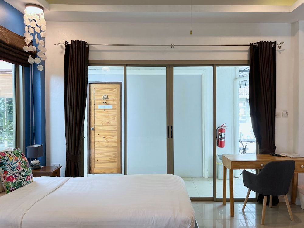 The Snug Airportel Deluxe Twin Room 3