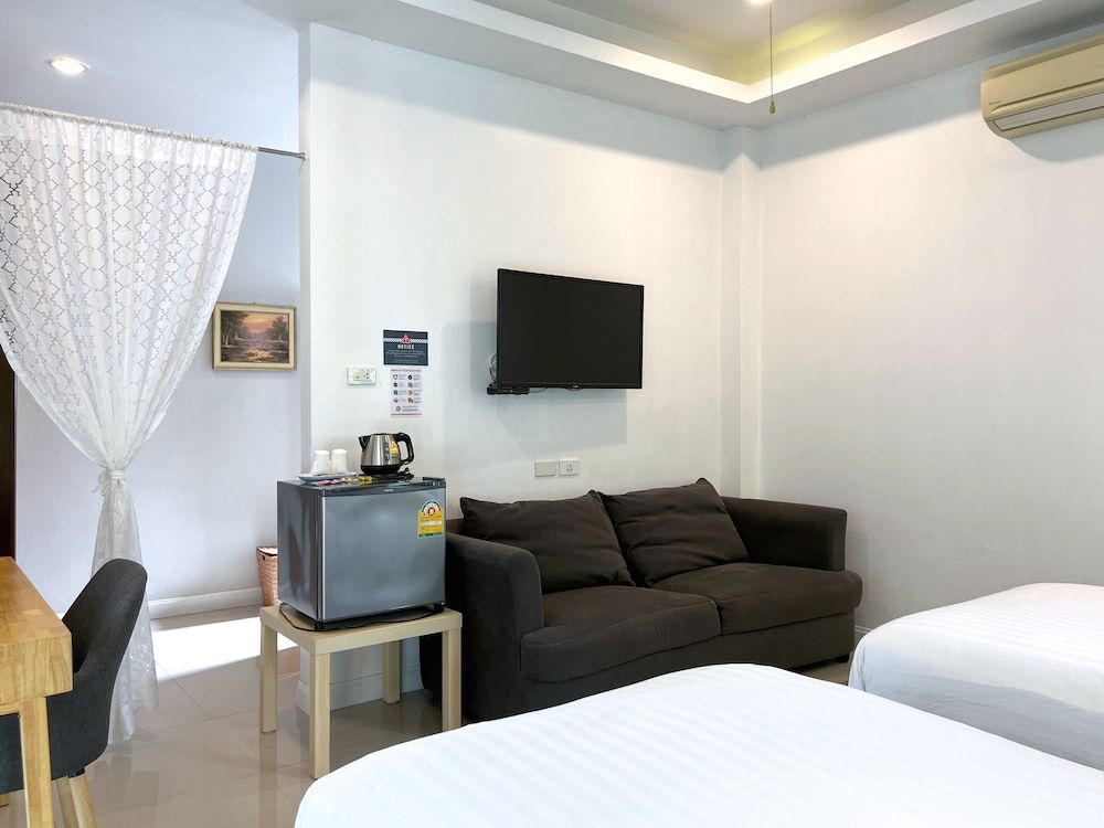 The Snug Airportel Deluxe Twin Room 9