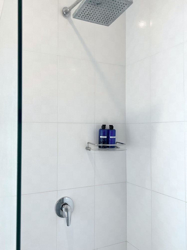 The Snug Airportel Deluxe Twin Room 12