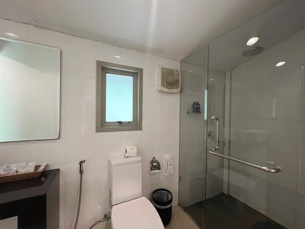 The Snug Airportel Deluxe Room, 1 King Bed, No Windows 12