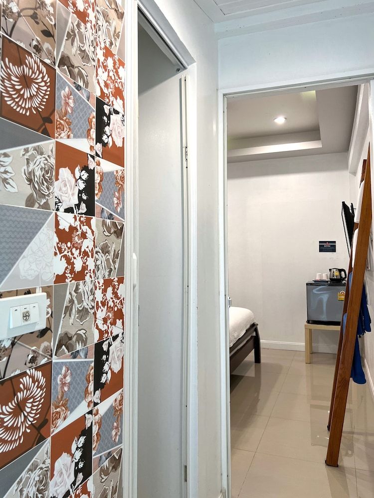 The Snug Airportel Deluxe Room, 1 King Bed, No Windows 13