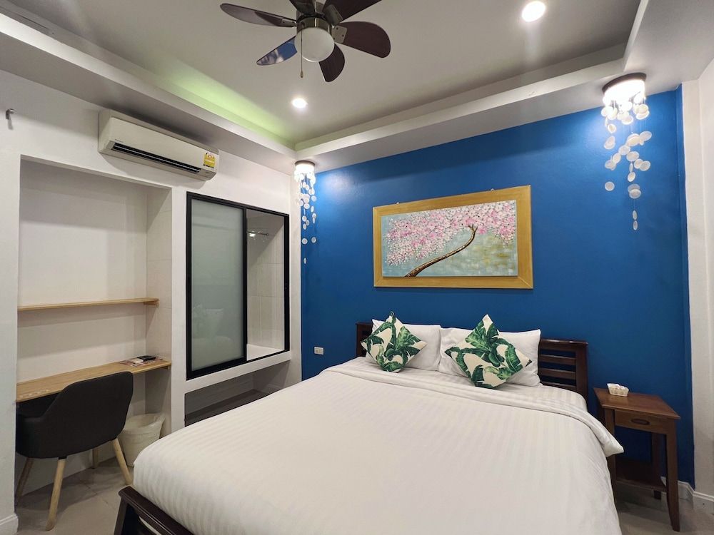 The Snug Airportel Deluxe Room, 1 King Bed, No Windows 3