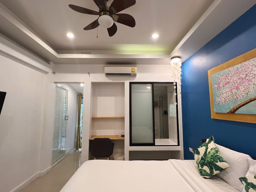 The Snug Airportel Deluxe Room, 1 King Bed, No Windows 14