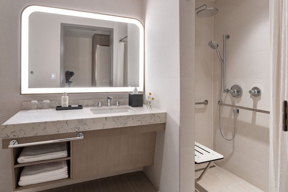 JW Marriott Clearwater Beach Resort & Spa Room, 1 King Bed (Mobility/Hearing Access, Roll-In Shower), Non Smoking, Balcony, Intracoastal View 4