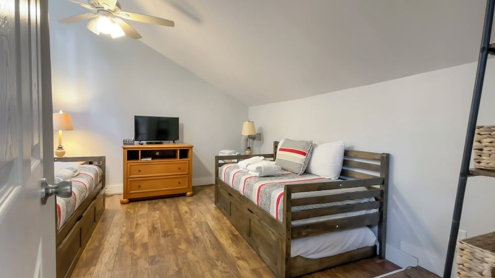 House, Multiple Beds, Pool Access, Pool View (1 Harleston Green)