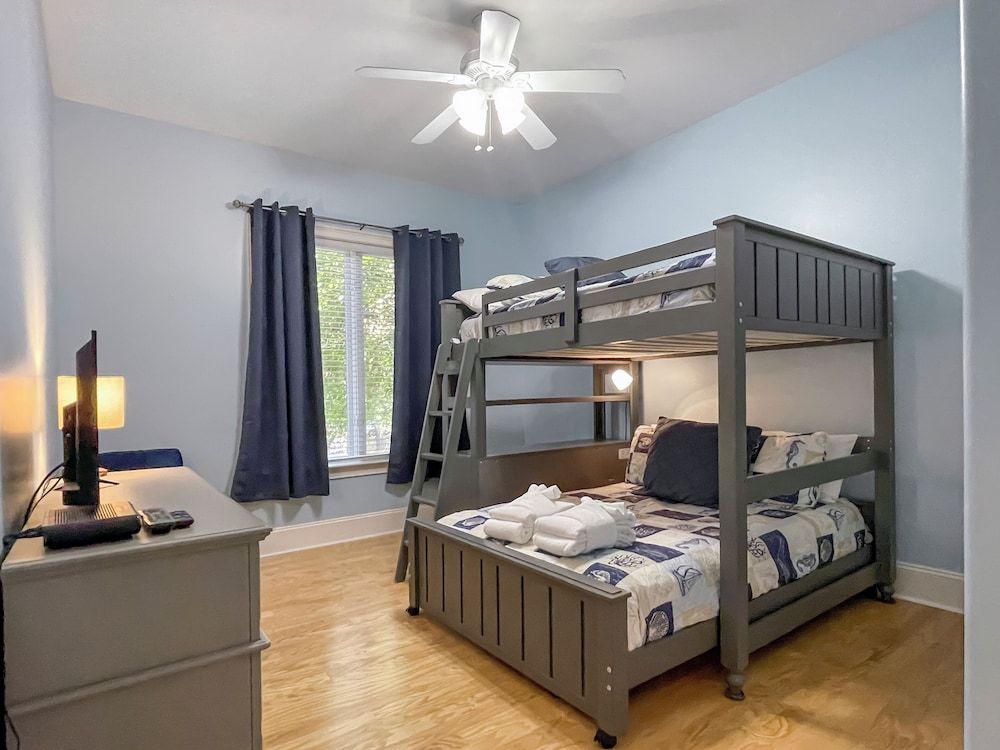 House, Multiple Beds, Kitchen, Pool View (64 Lawton Road)