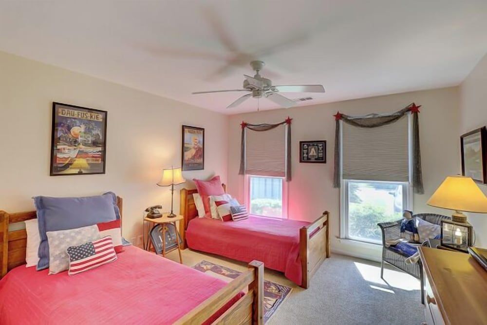 House, Multiple Beds, Kitchen (50 Lands End)