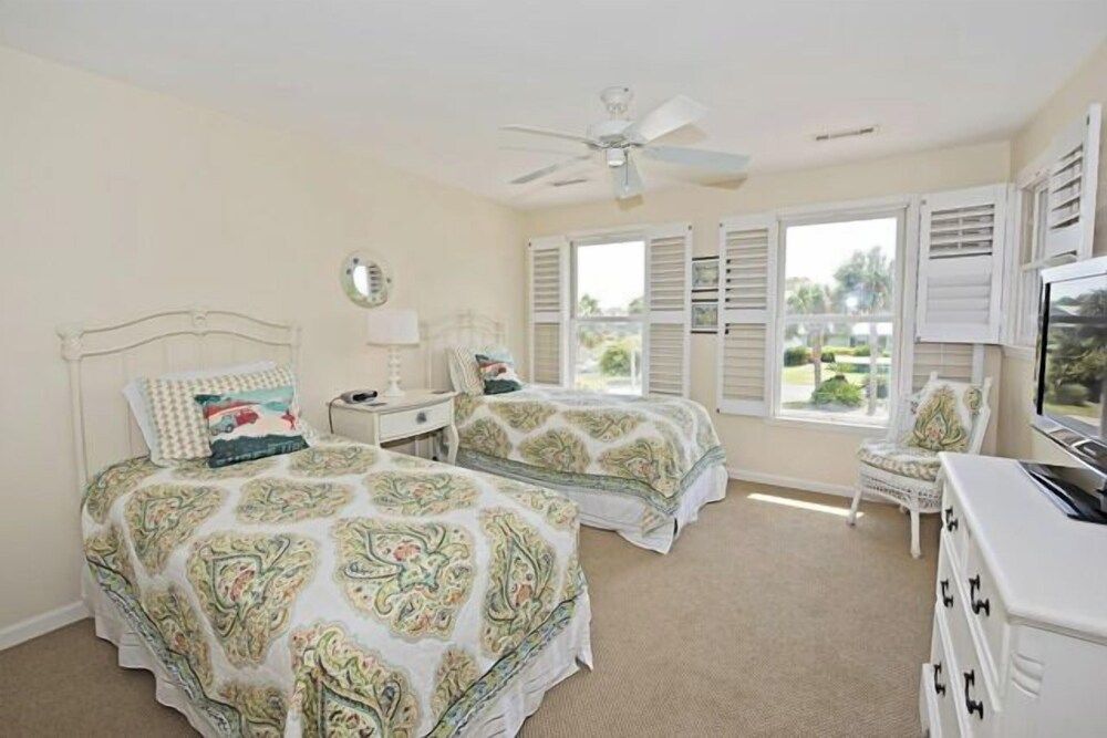 House, Multiple Beds, Kitchen (50 Lands End)