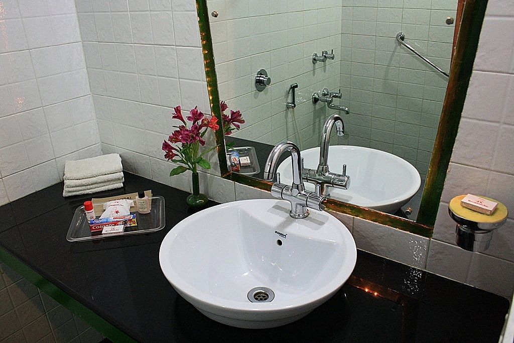 Honeymoon Inn Shimla Super Deluxe Double Room 5