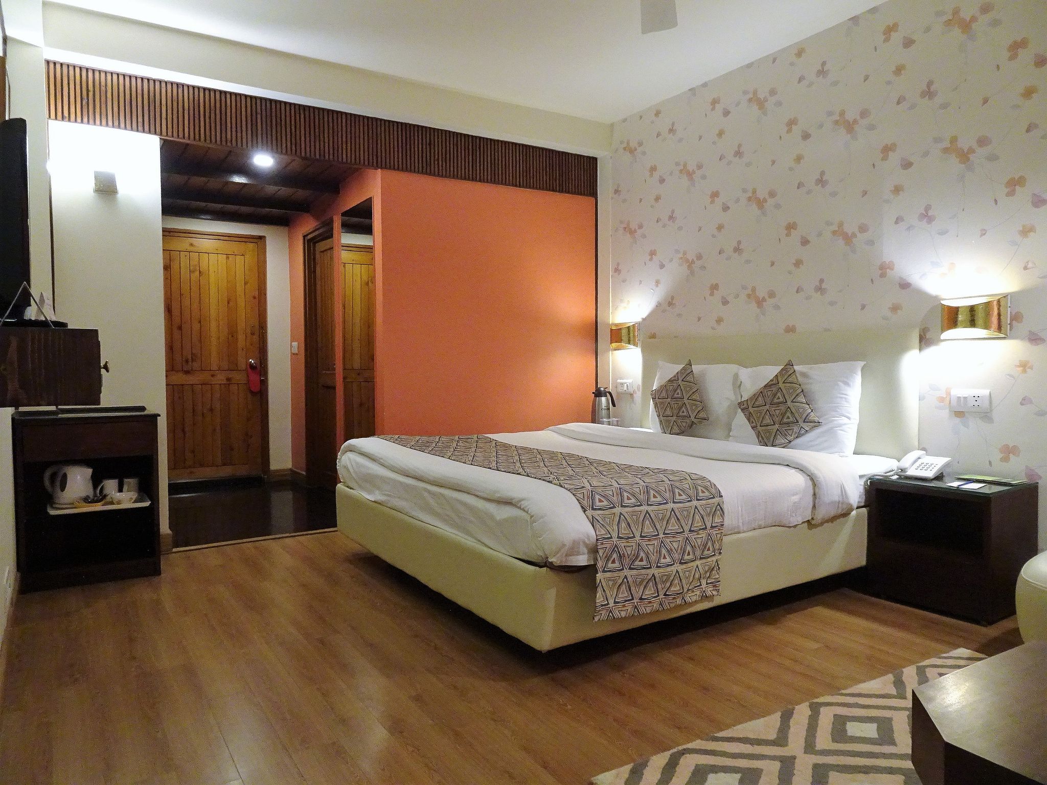 Honeymoon Inn Shimla Super Deluxe Double Room 2