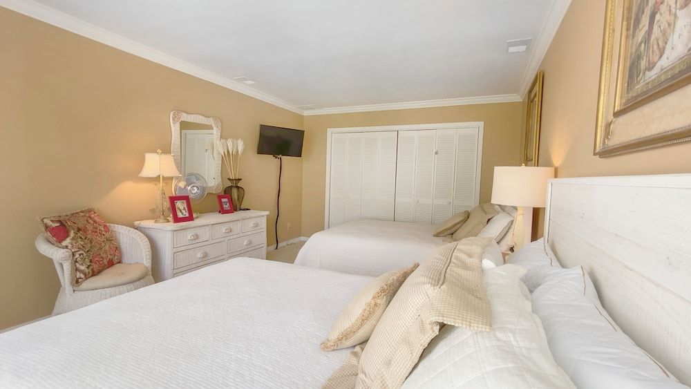 House, Multiple Beds, Pool Access, Pool View (14 Genoa Court)