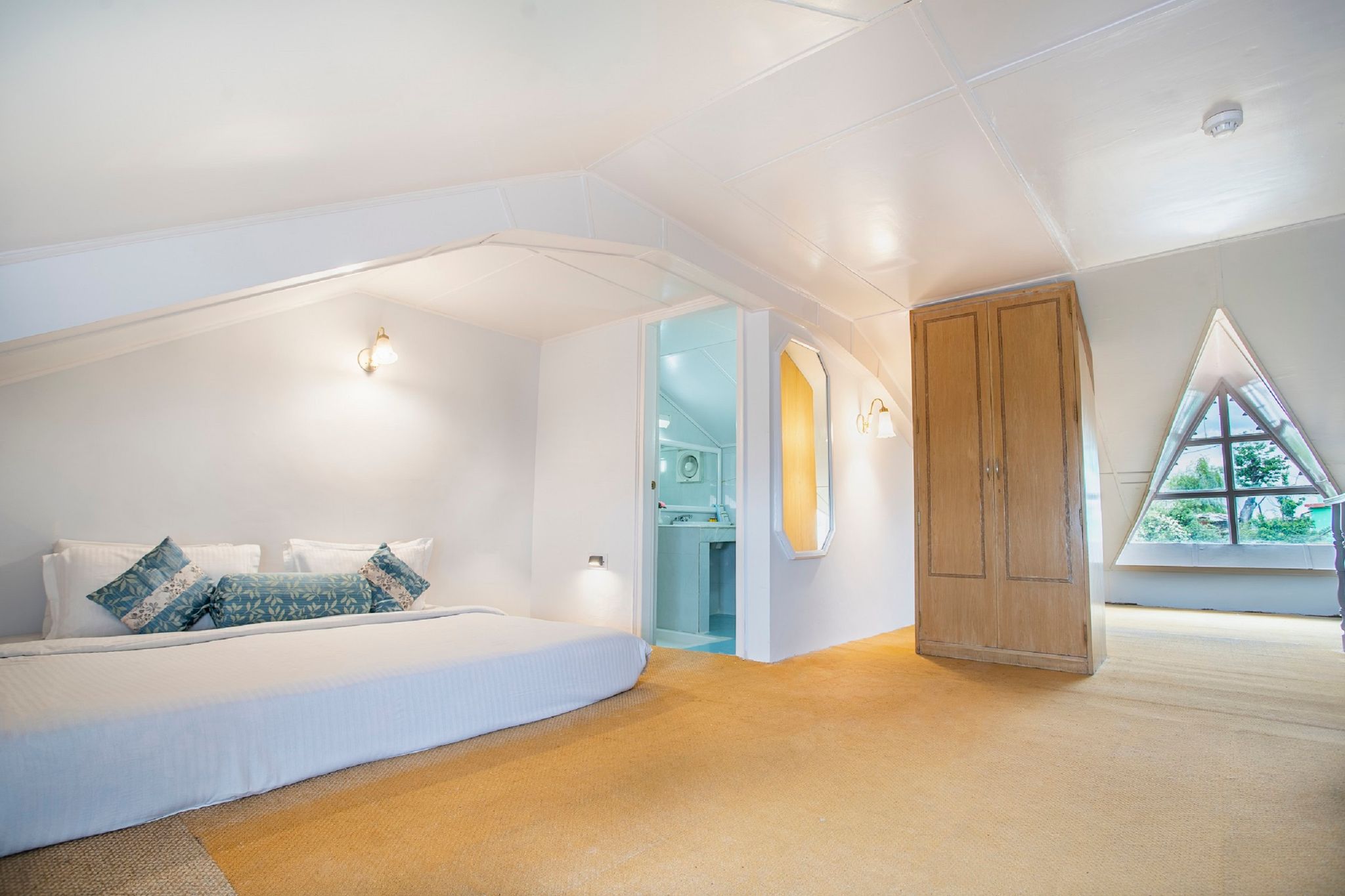 Royal Executive Suite With Balcony & Valley View