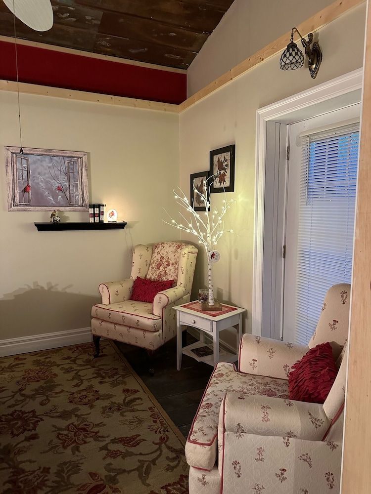 The Purple Martin Inn The Cardinal's Nest 3