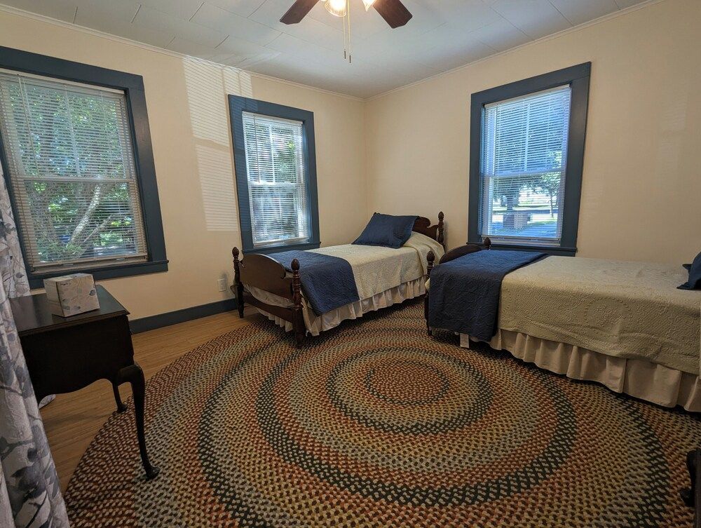 Blooming Inn Deluxe ground floor apartment sleeps up to 6 4