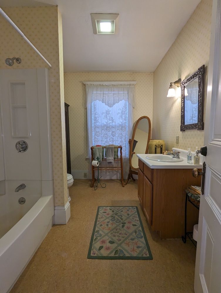 Blooming Inn Classic Double Room, 1 Queen Bed, Balcony 4