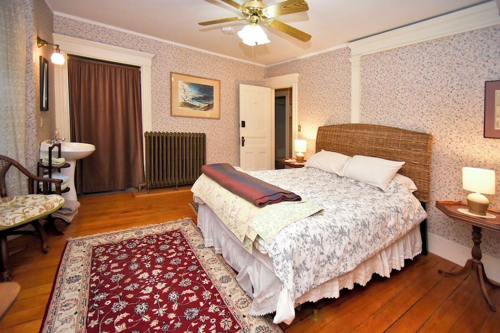 Blooming Inn Classic Double Room, 1 Queen Bed, Balcony 2