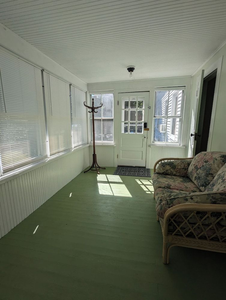 Blooming Inn Deluxe ground floor apartment sleeps up to 6 5