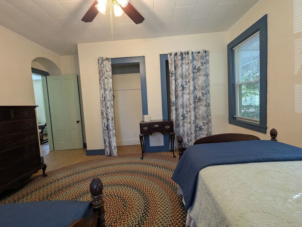 Blooming Inn Deluxe ground floor apartment sleeps up to 6 7