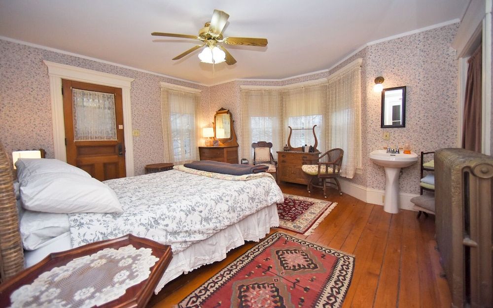 Blooming Inn Classic Double Room, 1 Queen Bed, Balcony 3