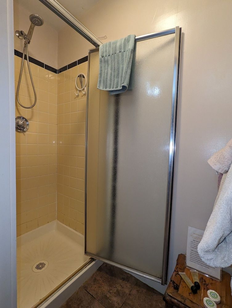 Blooming Inn Bluebell Room 2