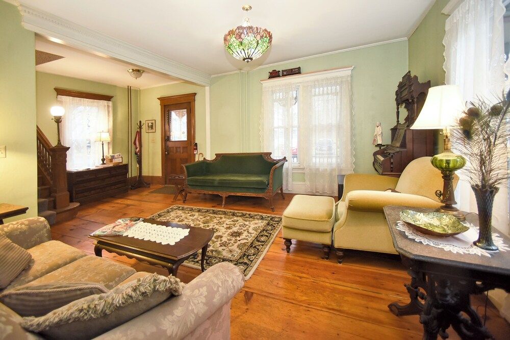 Blooming Inn Bluebell Room 4