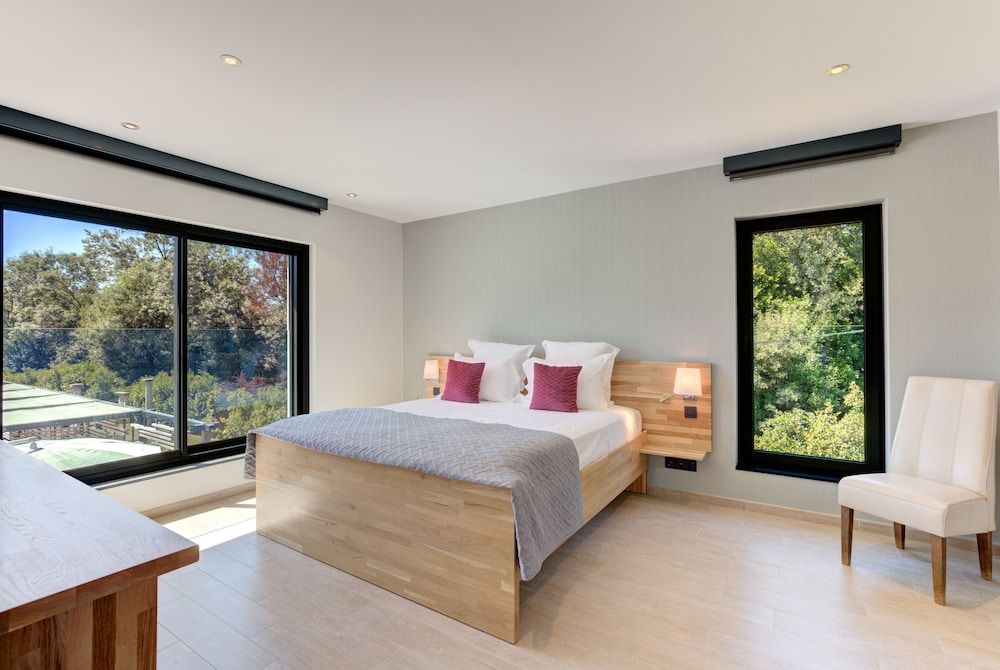 Luxury Double Room, 1 King Bed, Poolside