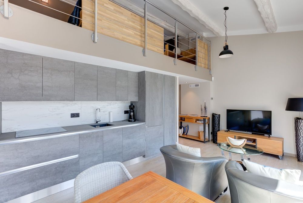 Grand Studio Suite, 1 King Bed, Terrace
