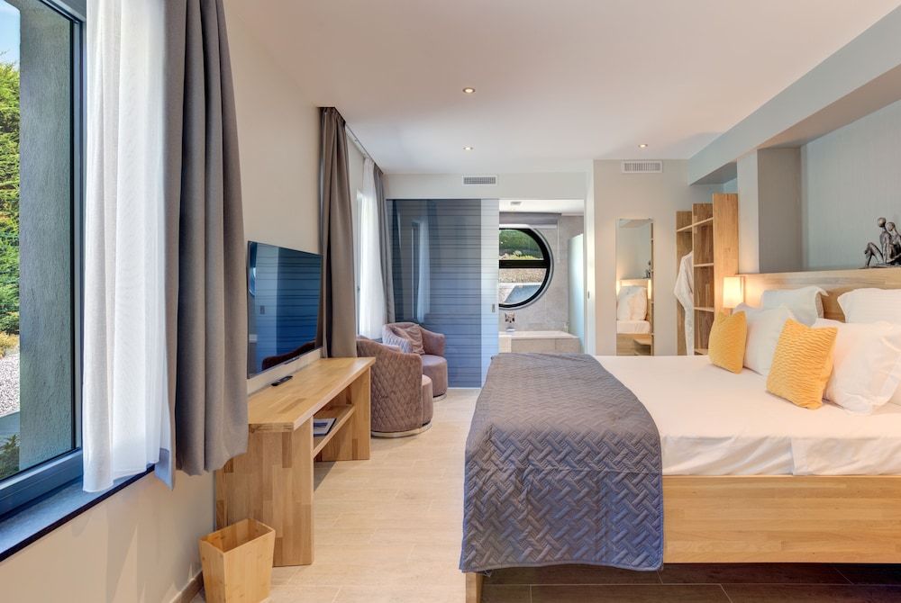 Executive Double Room, 1 King Bed, Private Bathroom, Garden Area